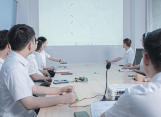 研發(fā)團(tuán)隊(duì)會(huì)議室討論